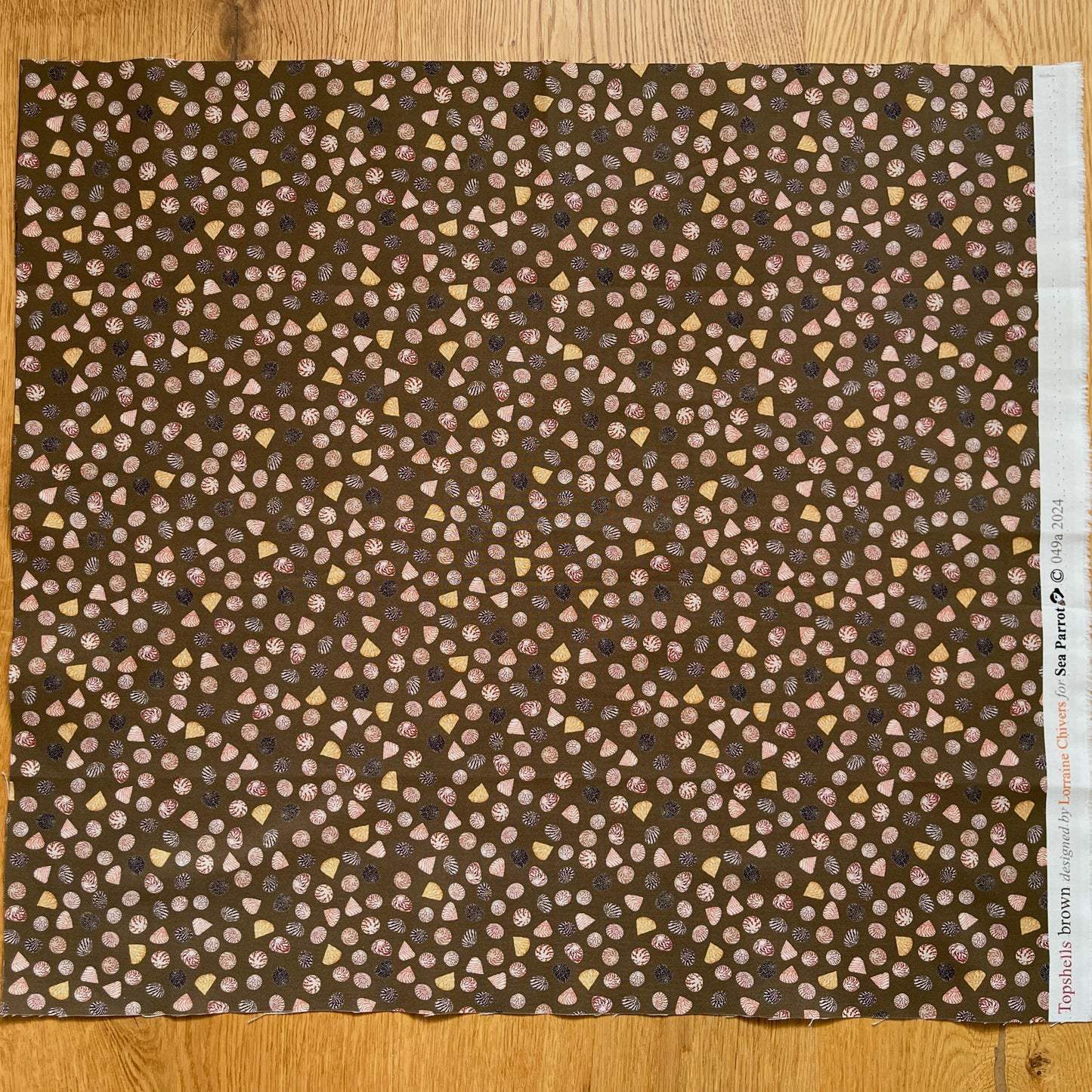 Topshells fat quarter -brown background