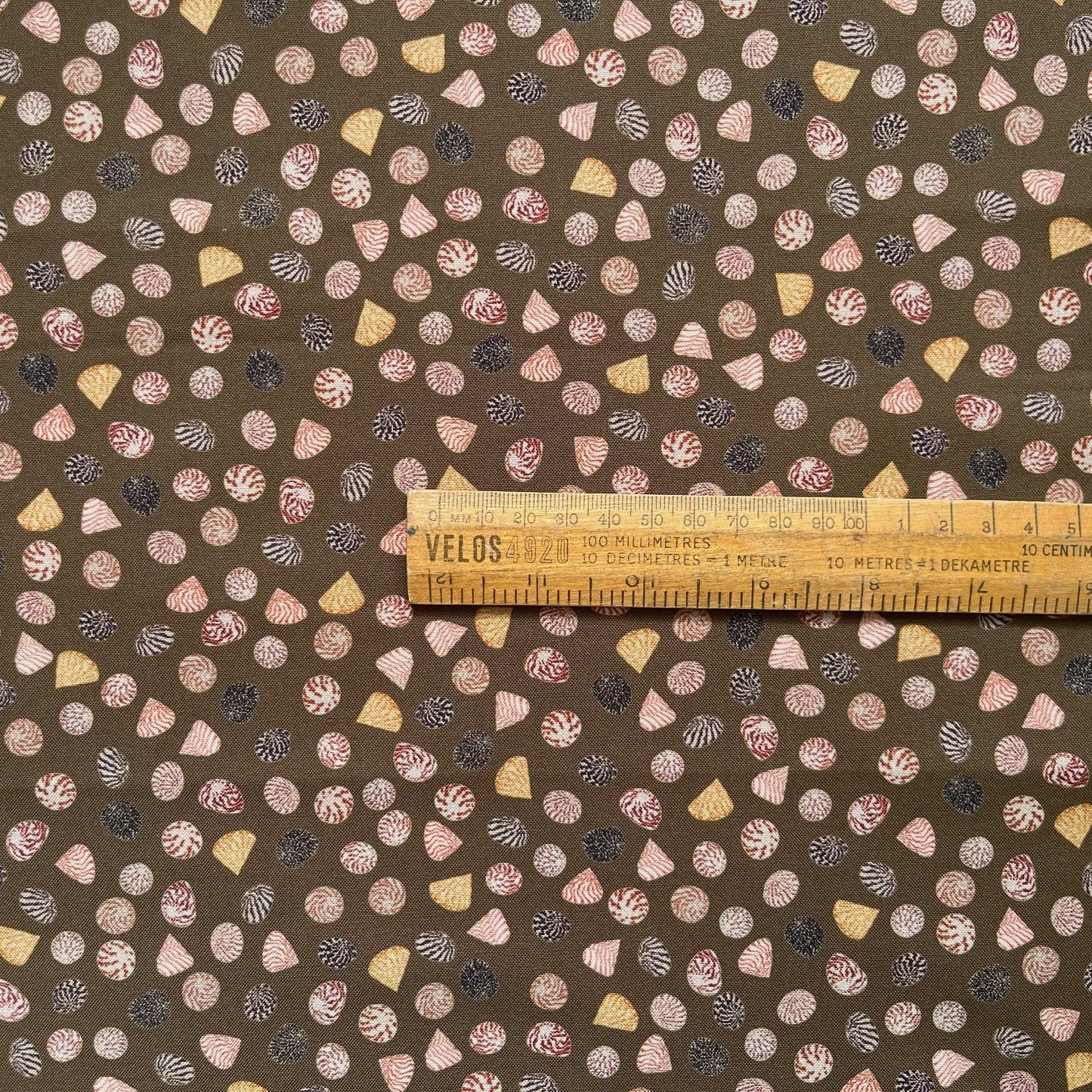 Topshells fat quarter -brown background