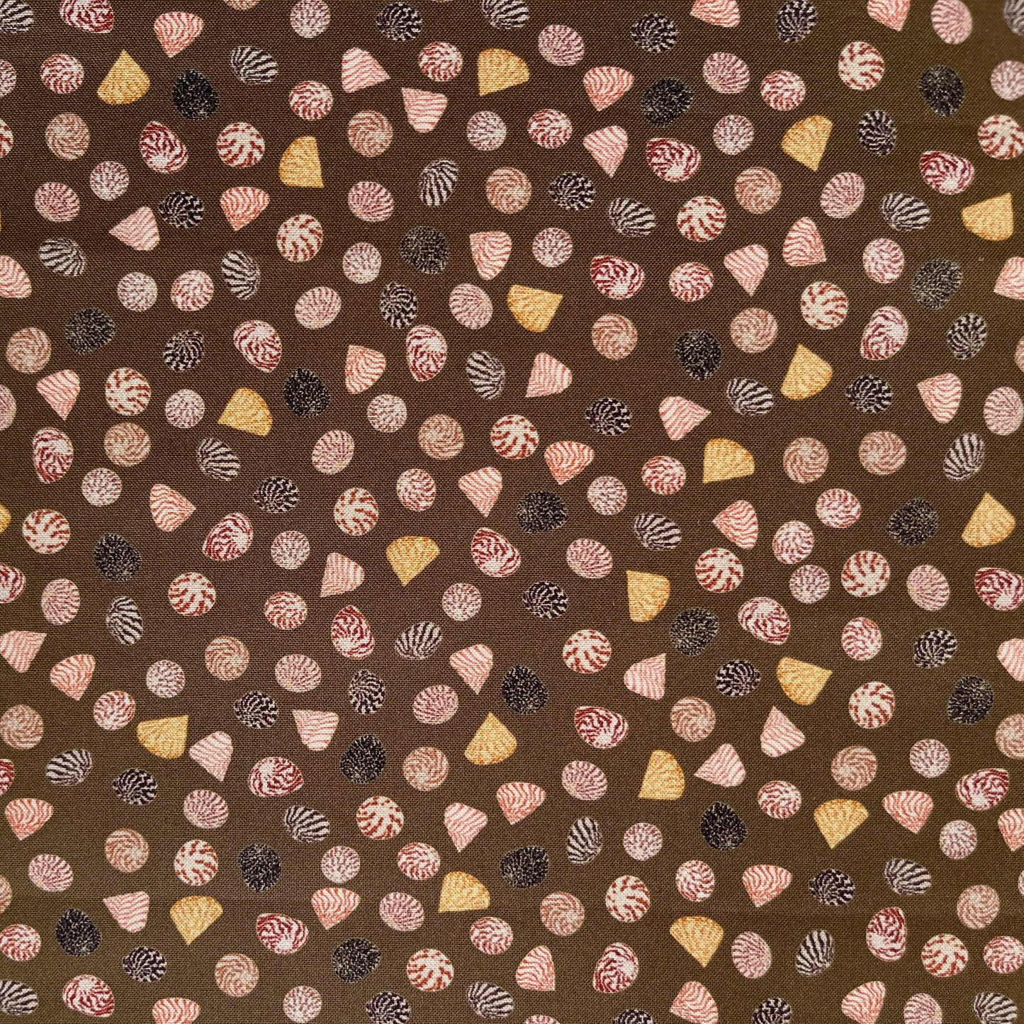 Topshells fat quarter -brown background