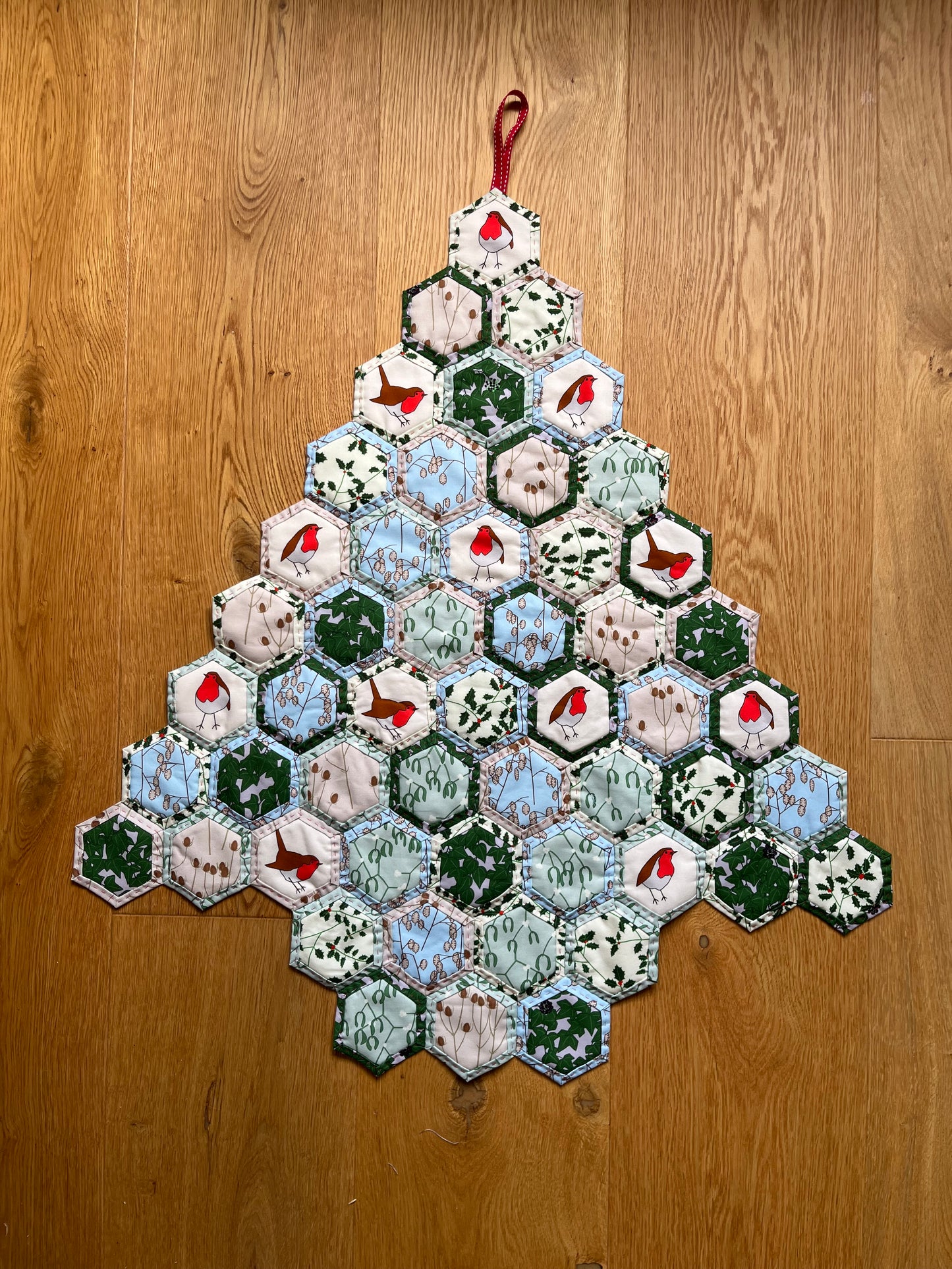 Quilt-as-you-go hexie winter robin   tree set